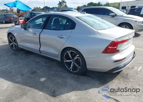 2024 Volvo S60 B5 Core Dark Theme z USA, uszkodzony, nr VIN 7JRL12TK7RG323146